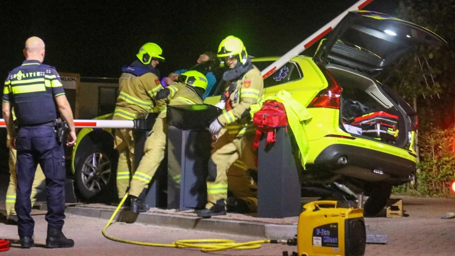 ambulance botst op slagboom