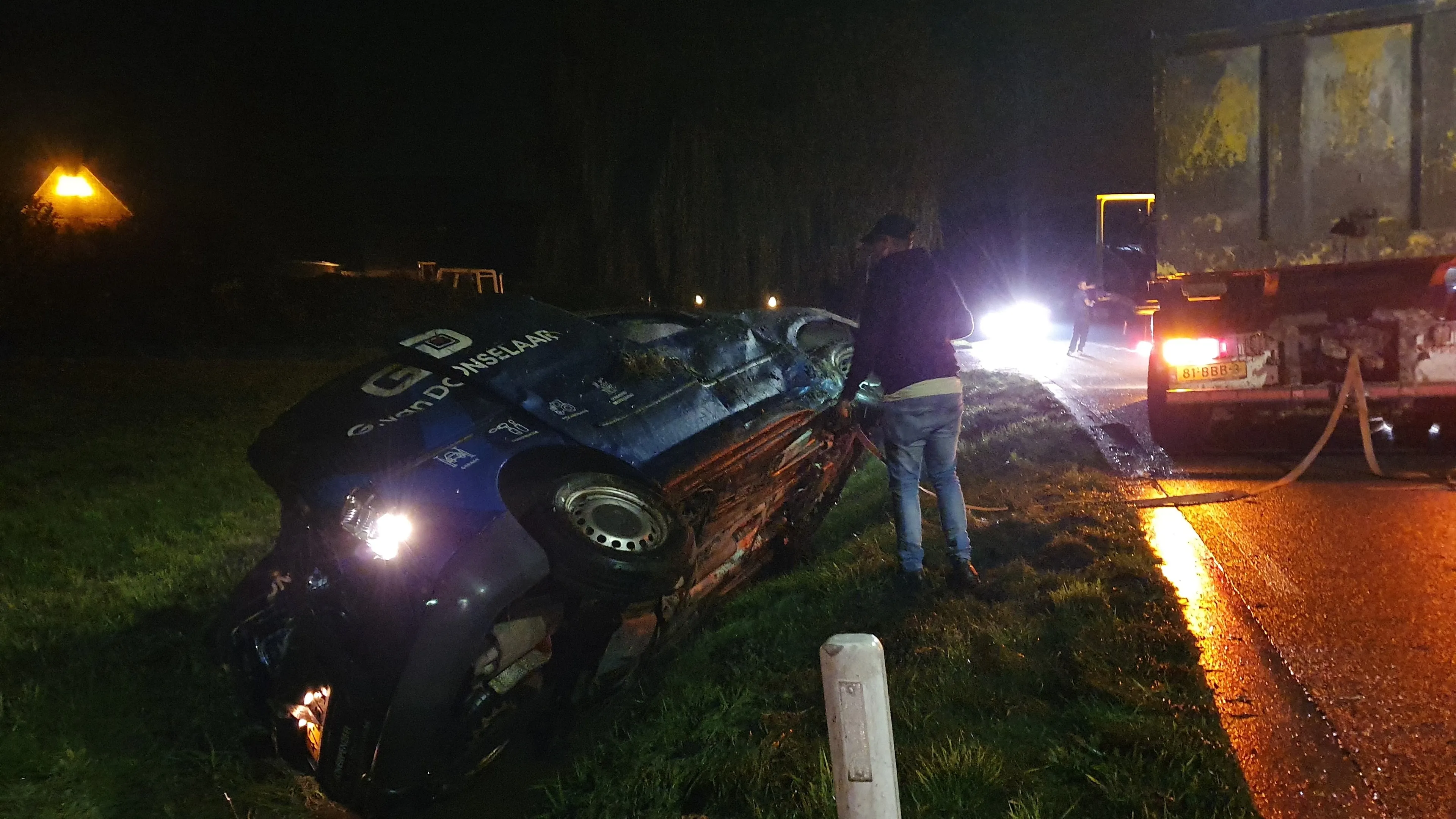 auto over de kop in de sloot