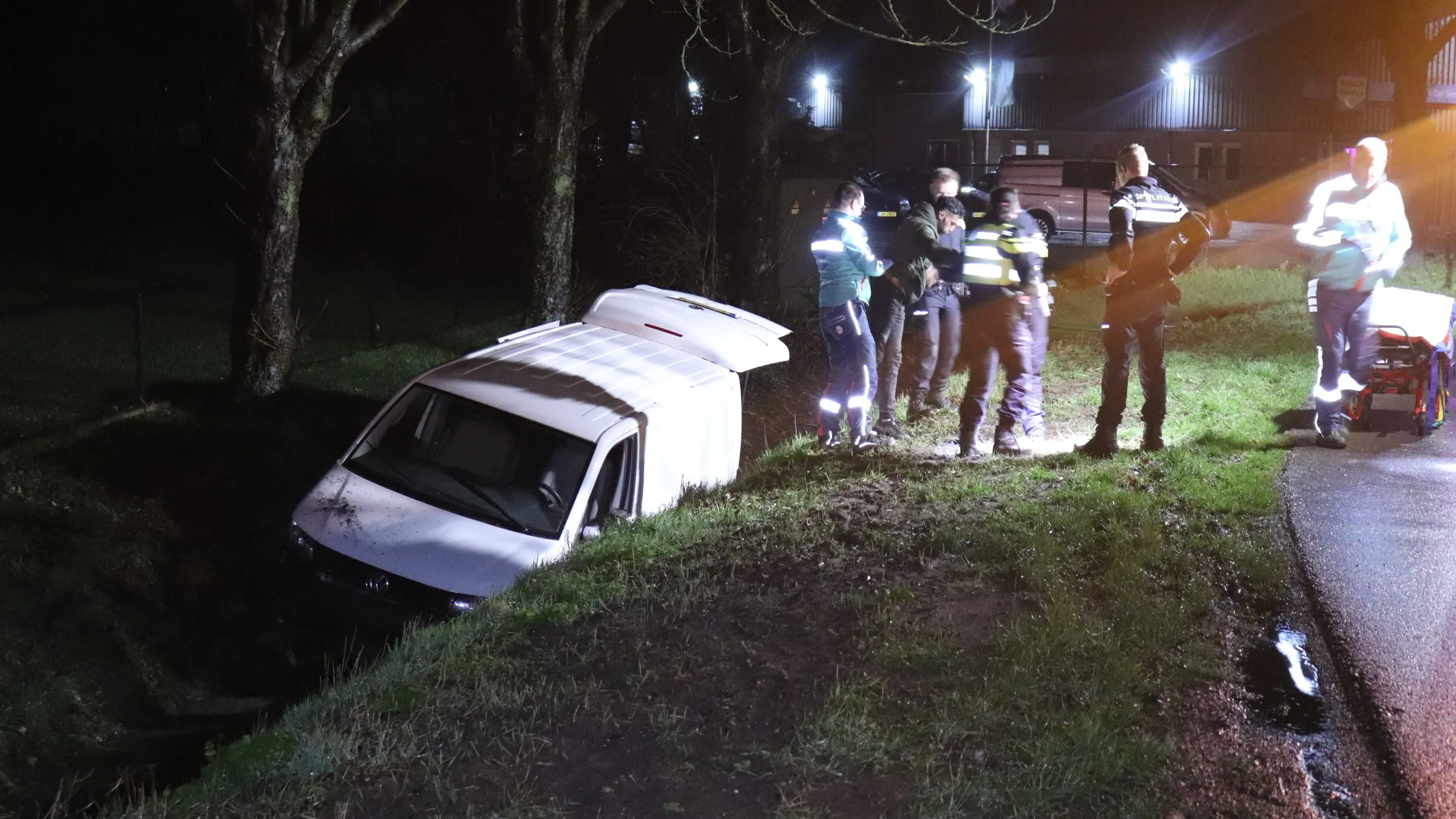 barneveld bus in sloot