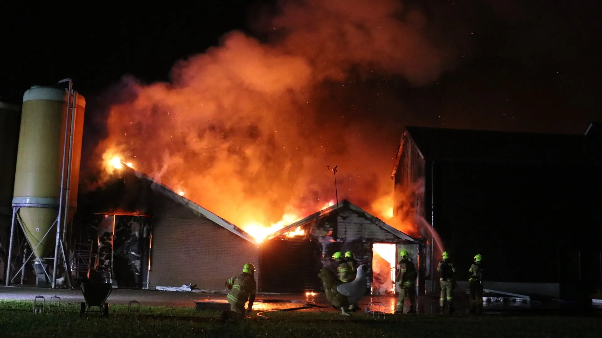 brand boerderij met kippen