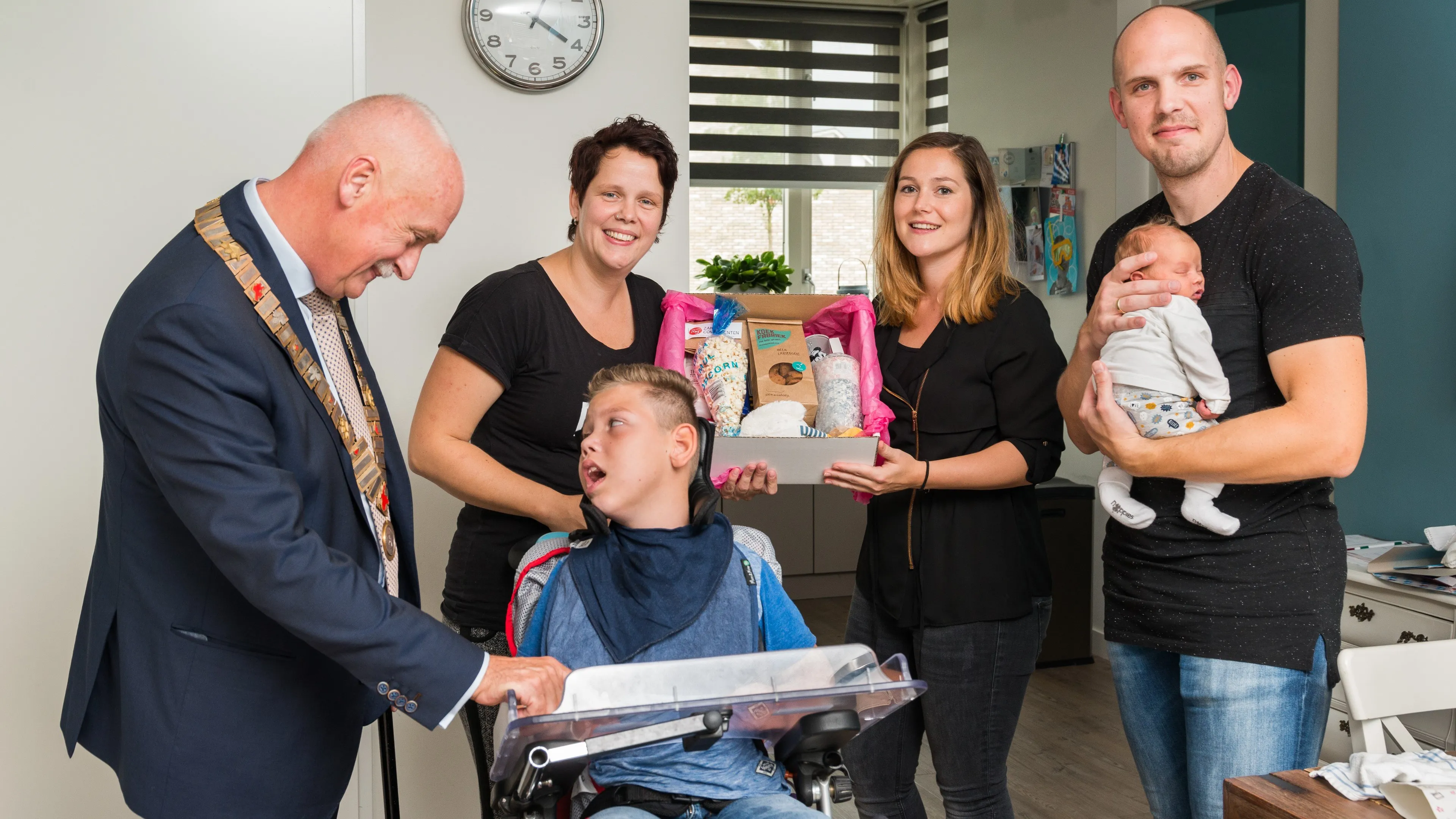 burgemeester van dijk met ouders evert jan brenda zoontjes marco en joep en aangeefster heleen