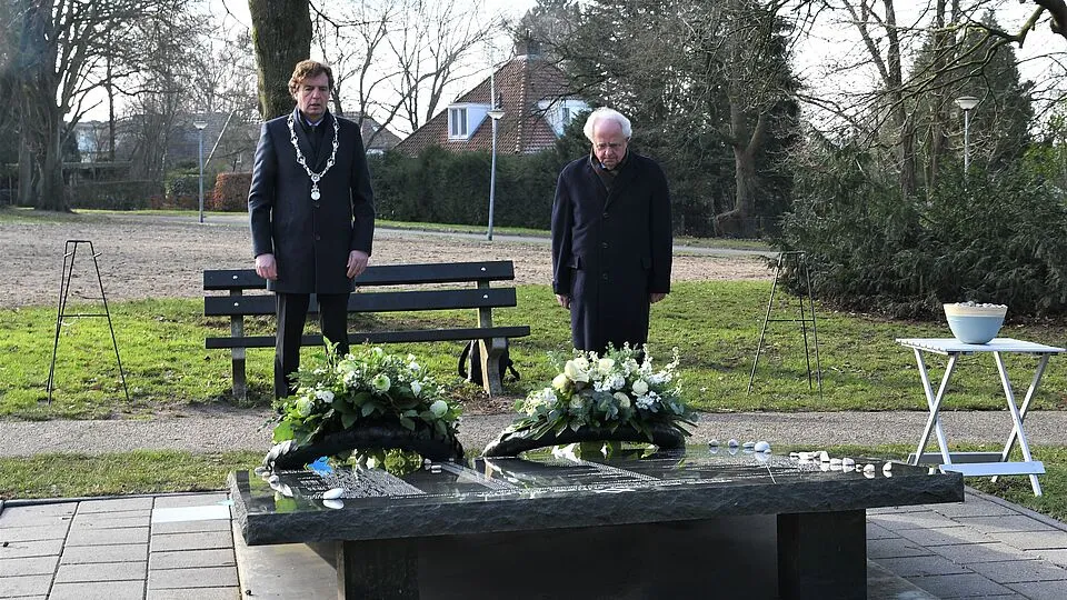 csm burgemeester rene verhulst en voorzitter joods comite ede eric mackay bij joods monument 31 01 2021 a16e38c543