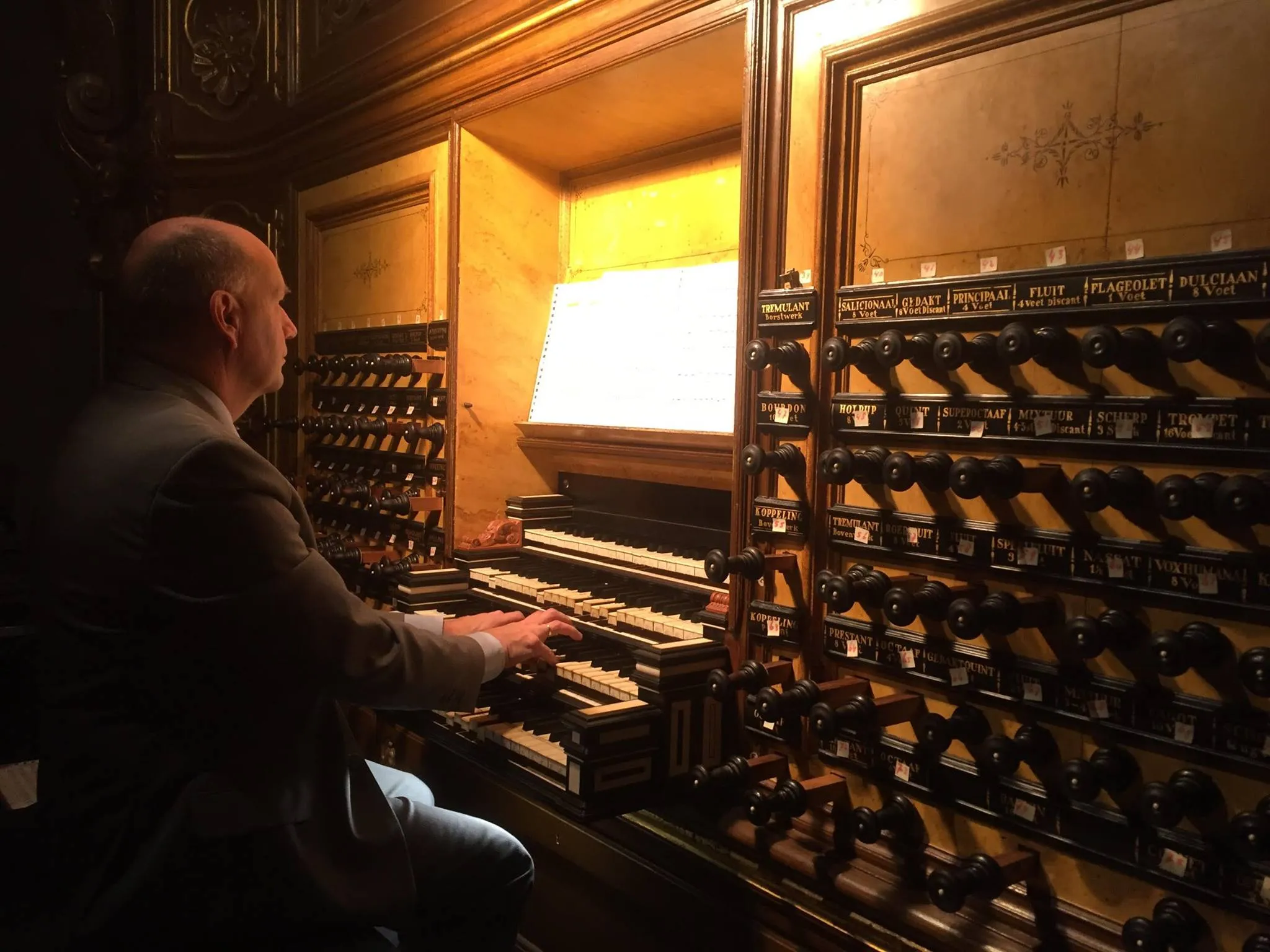 foto achter speeltafel kampen