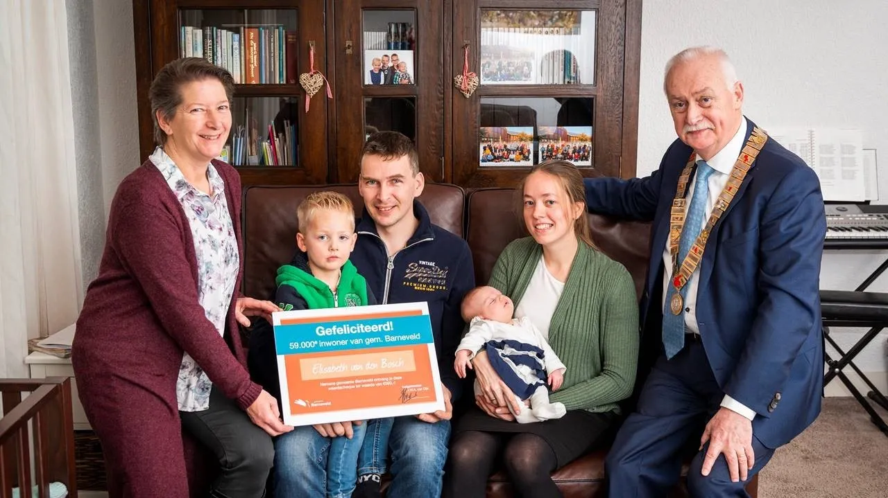foto bij persbericht 20 014 59000ste inwoner barneveld pauw media