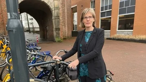 gedeputeerde helga witje met fiets 1