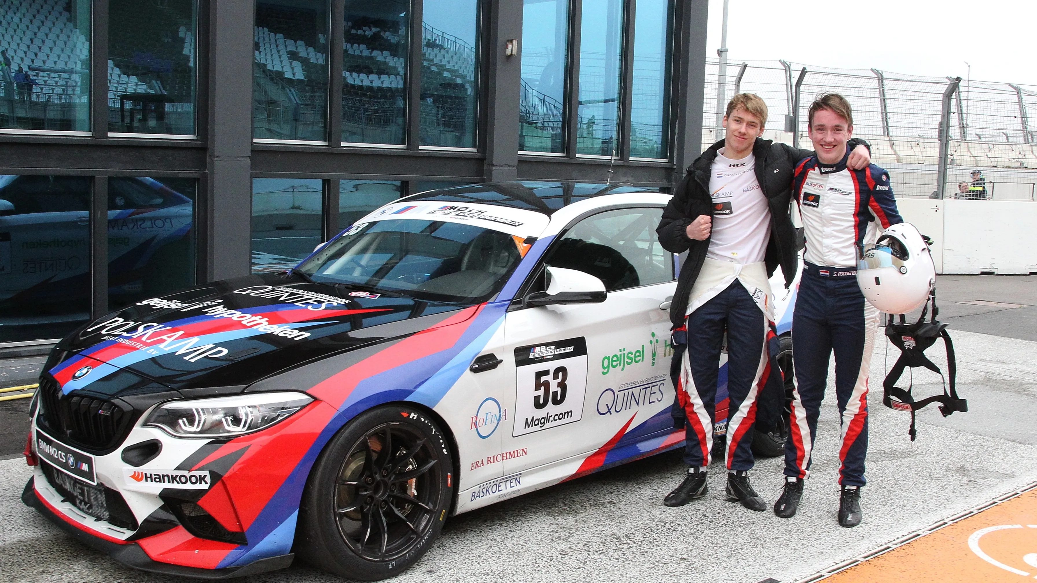 gianni van de craats links en sen roodenburg rechts pakken tot twee keer toe podium bij debuut in bmw m2 cup imgm0193