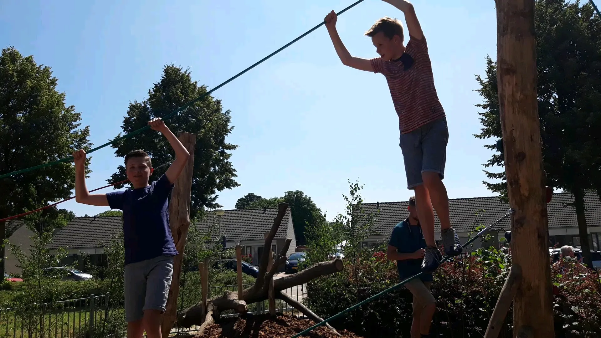 kinderen spelen op groen schoolplein beuningen
