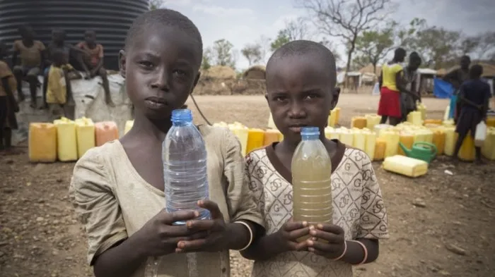 twee kinderen met waterflessen