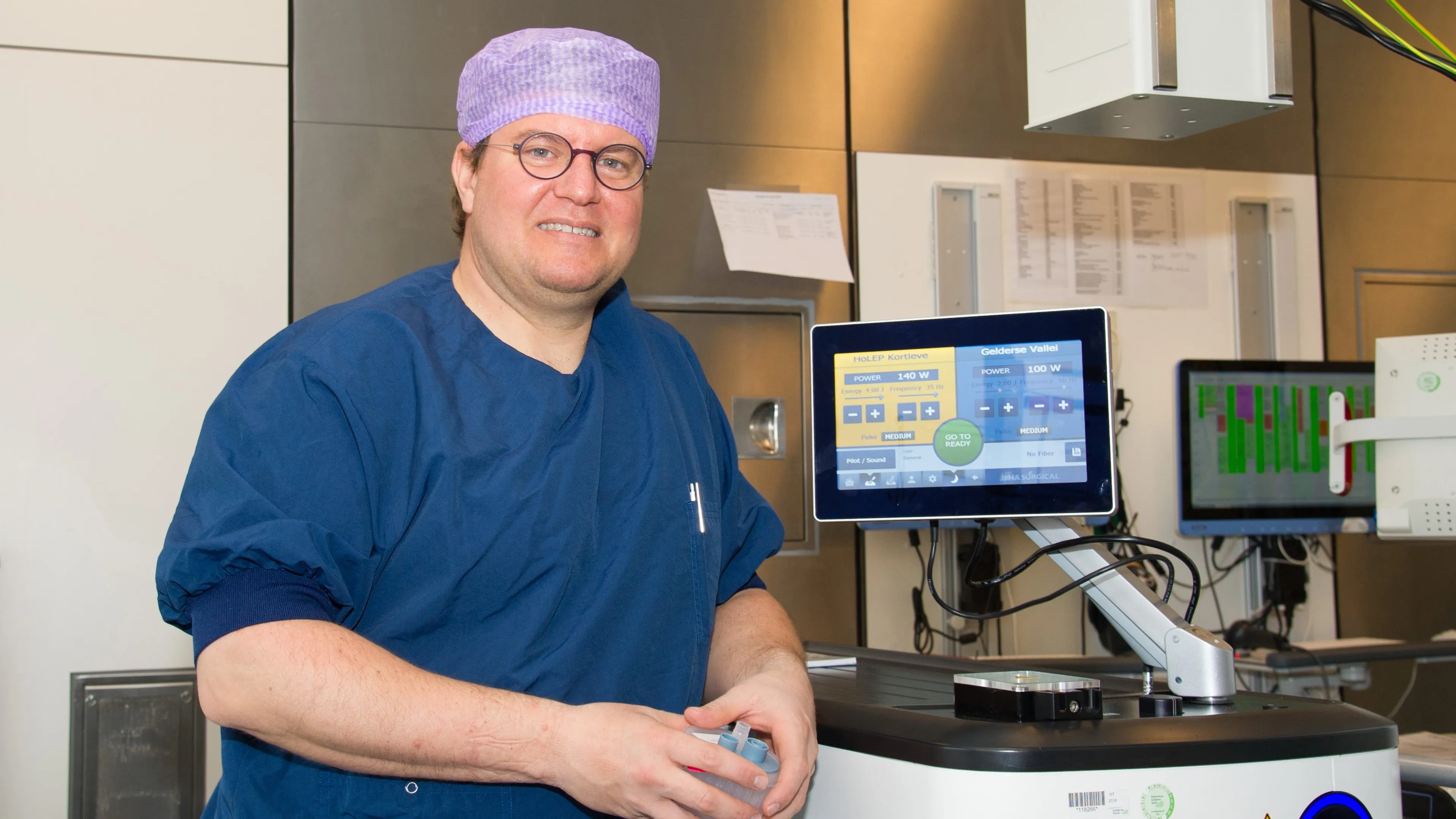 uroloog michael kortleve bij het laserapparaat