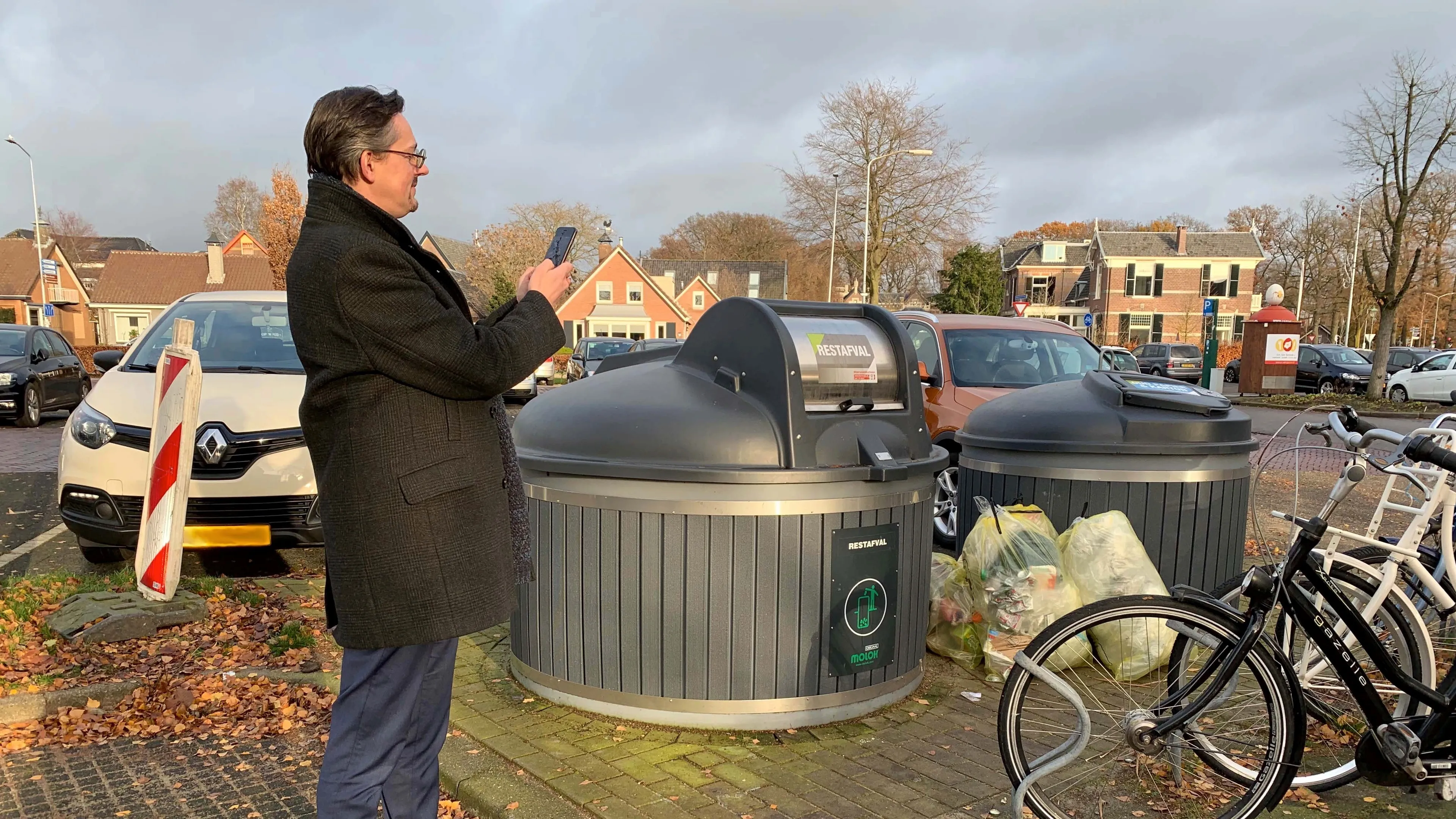 wethouder andr van de burgwal laat zien hoe de mijngemeente app werkt