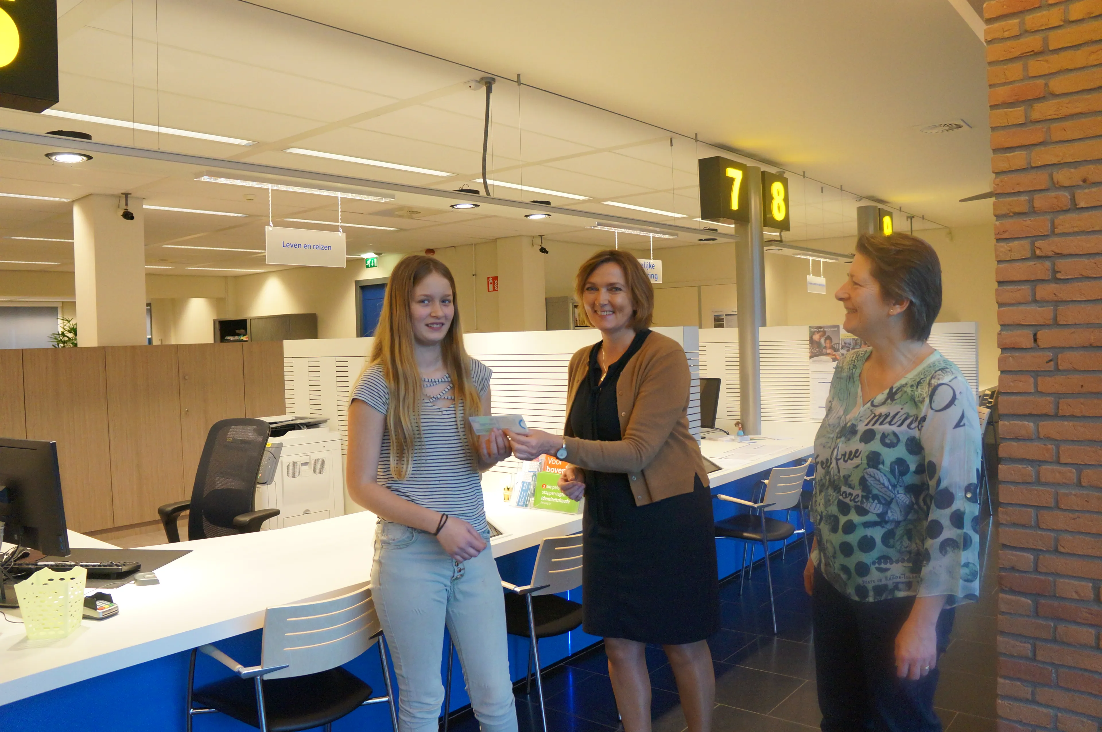 wethouder dorrestijn reikt id cover uit