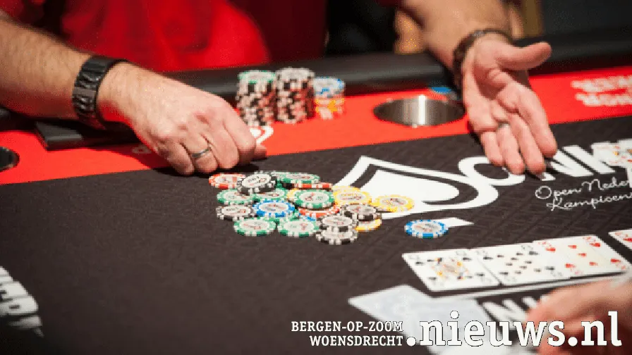 pokerspeler met chips