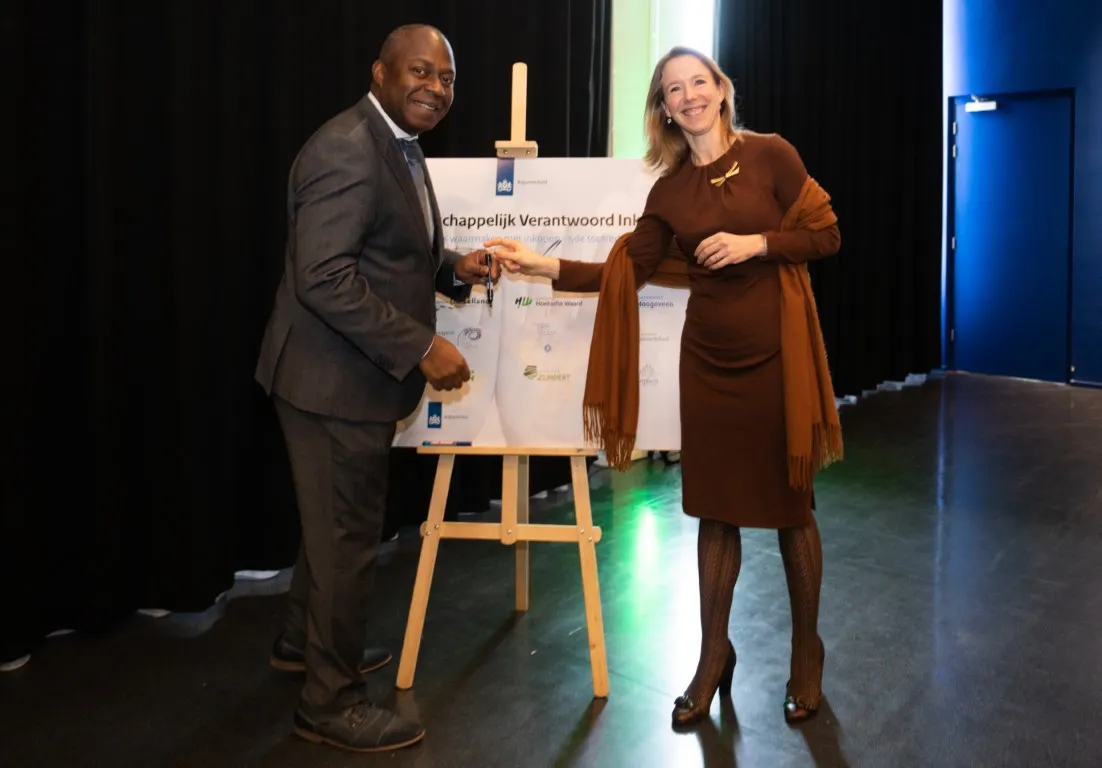 wethouder andrew harijgens samen met 15 andere ondertekenaars het manifest maatschappelijk verantwoord inkopen mvi tijdens de opening van de nationale conferentie circulaire economie in den haag