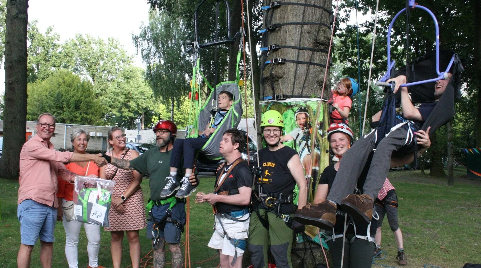 overhandiging materialen aan klimclub 1