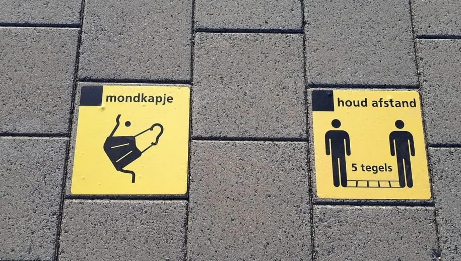 1280px social distance indicators at breukelen station during covid 19 pandemic mondkapje afstand breukelen cc by sa 40 wikipedia commons martind 915x518 1