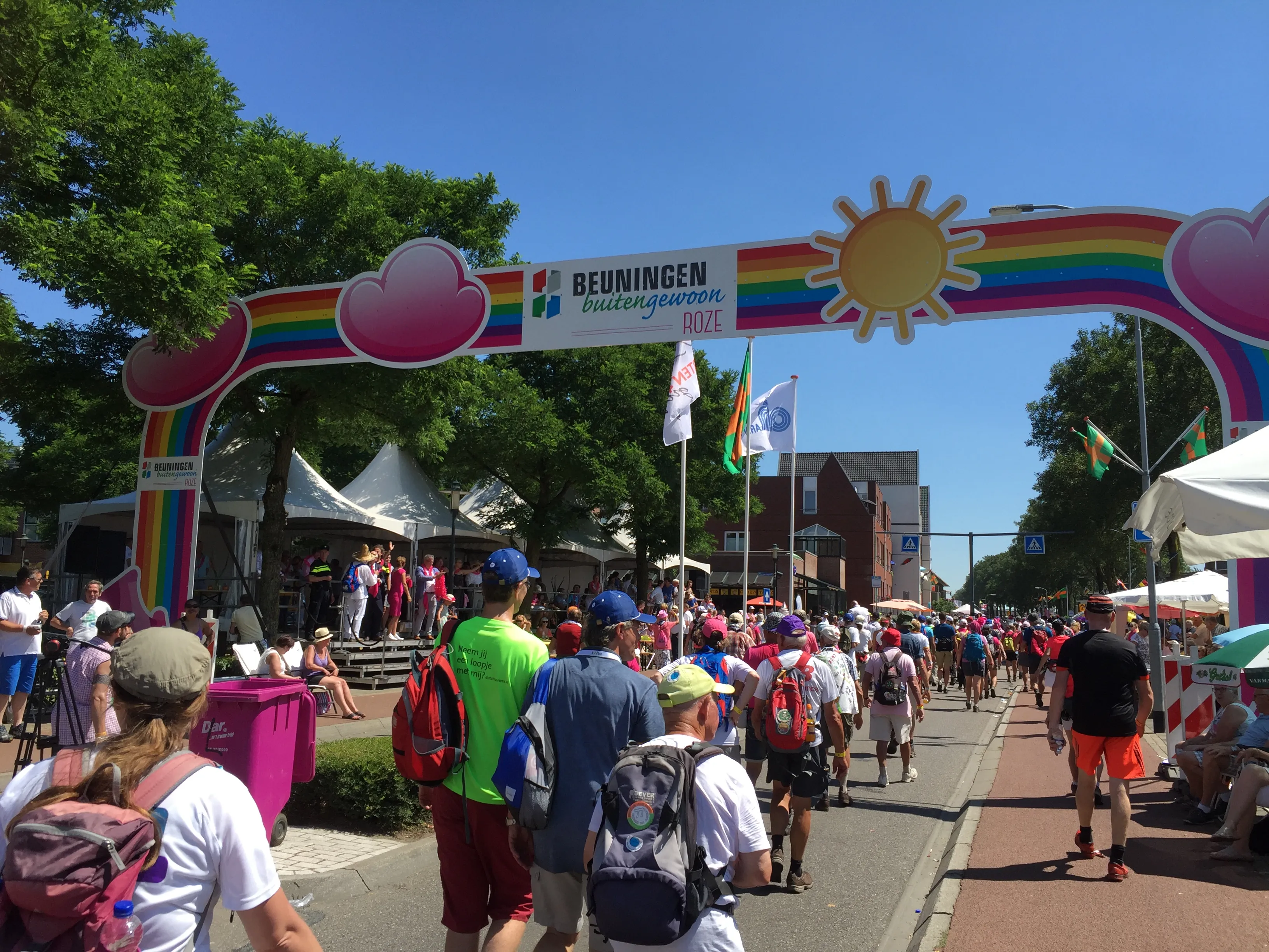 190710 doorkomst vierdaagse roze wolk