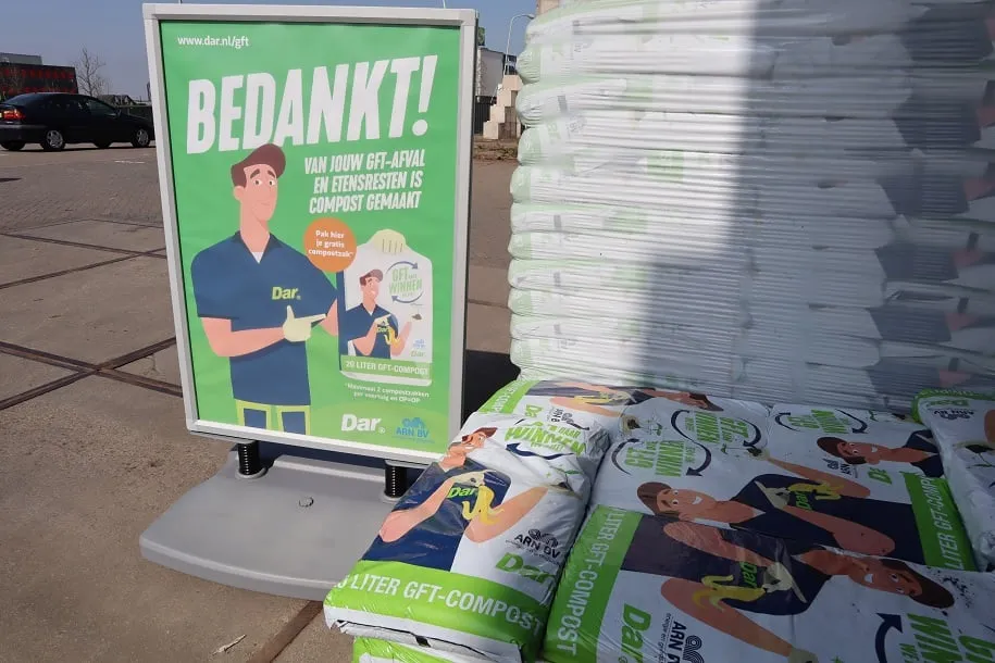 20230327 compostzakken op milieustraat