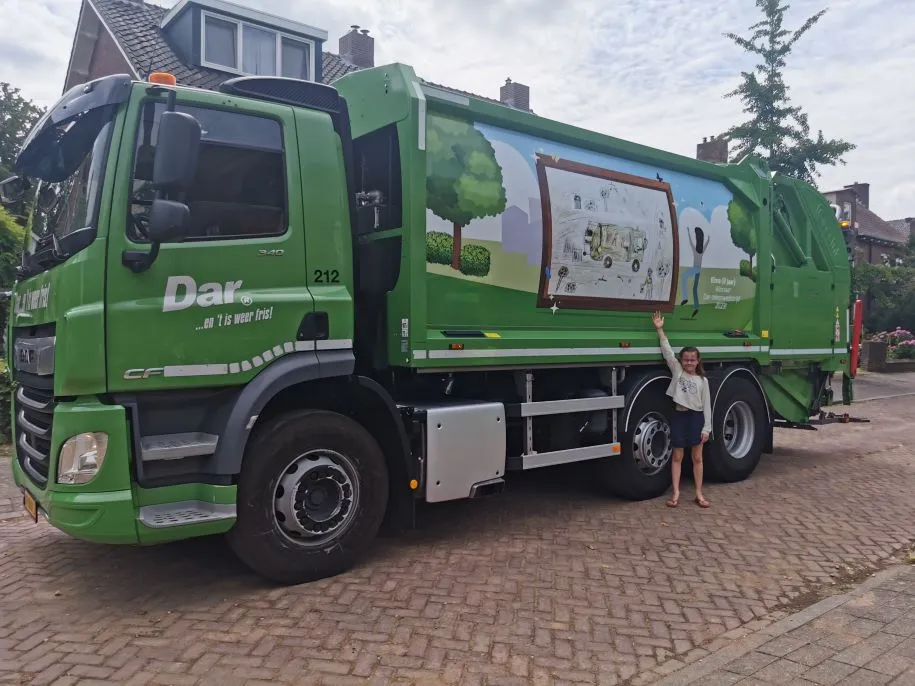 20240228 winnaar elma van de tekenwedstrijd 2023 bij de inzamelwagen met tekening erop