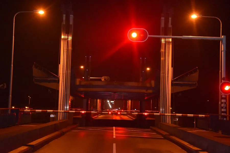 255647 defecte sluis zorgt voor verkeerschaos en vertraging met scheepvaart in nijmegen dsc 0263