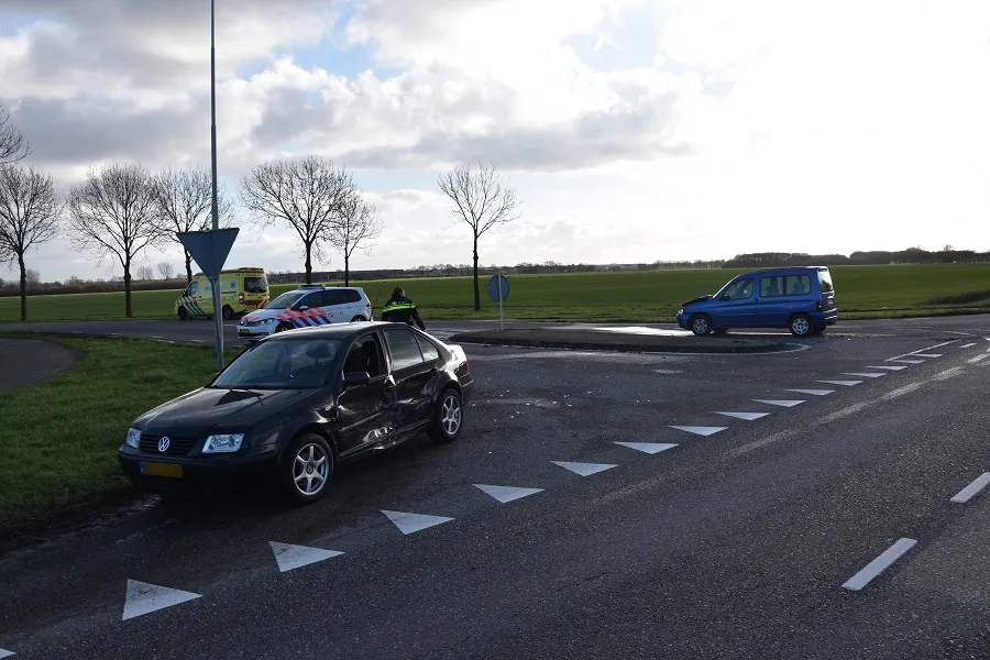 257340 twee voertuigen betrokken bij botsing in beuningen dsc 0966