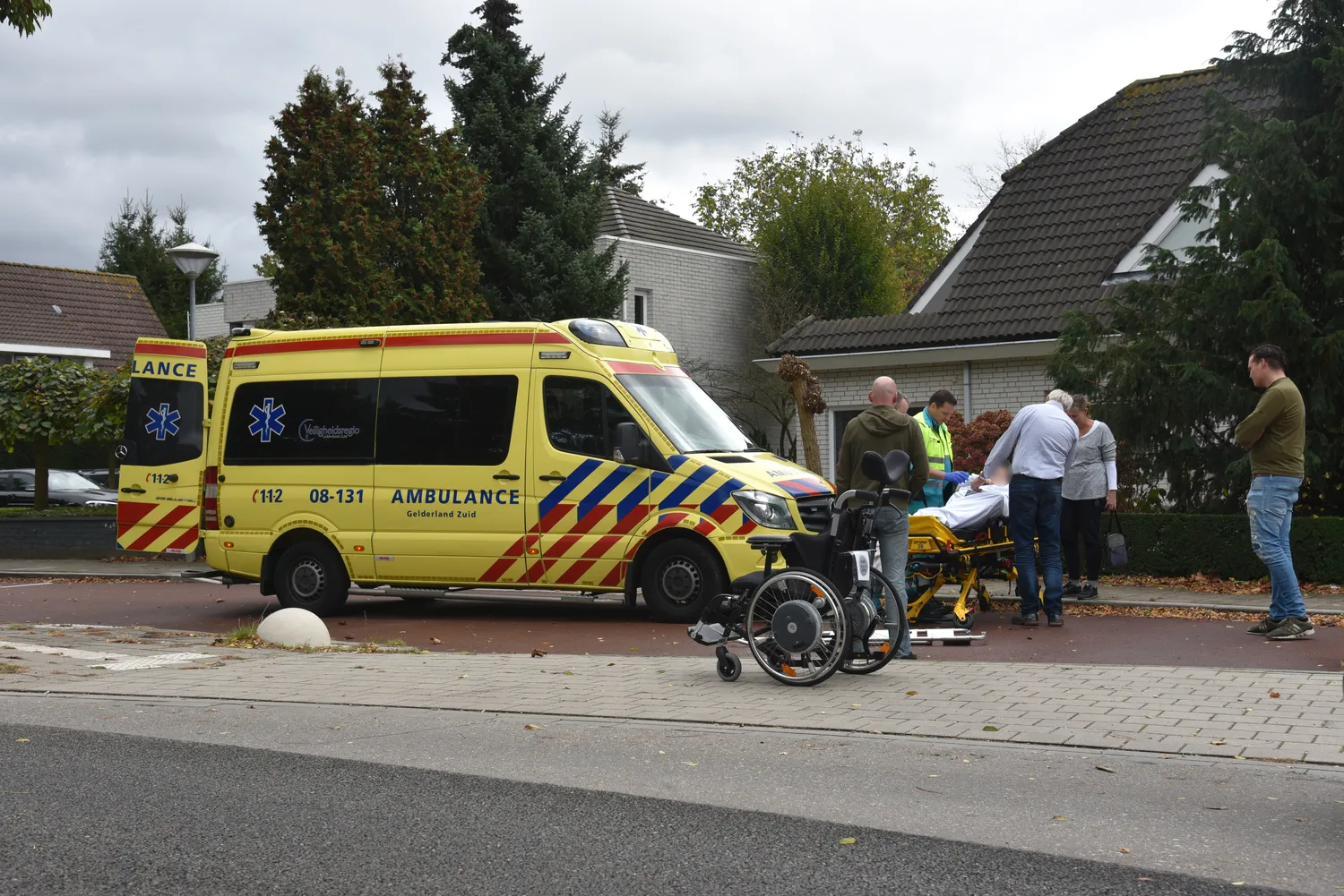 341125 man gaat met elektrische rolstoel onderuit in beuningen dsc 4747