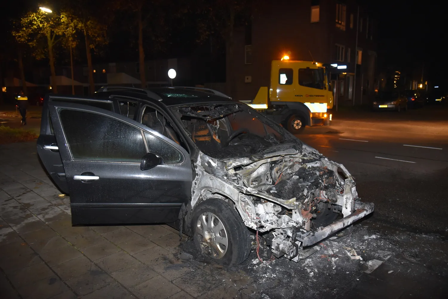 342722 auto vliegt in brand tijdens het rijden in beuningen video dsc 5126
