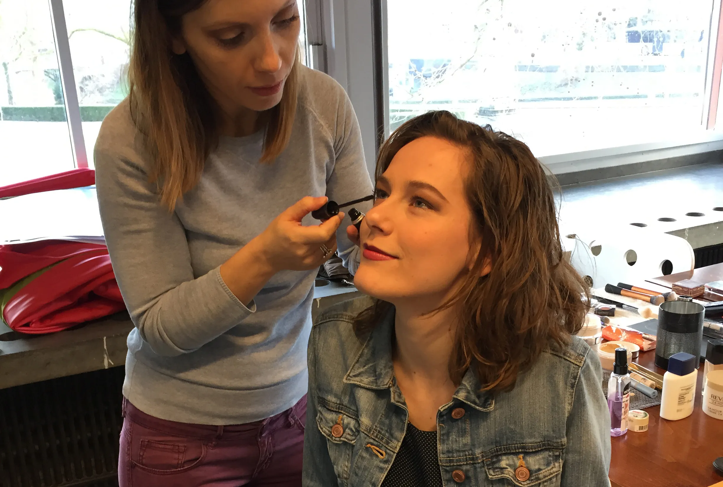 ambassadeur linda van der pol wordt opgemaakt voor de fotoshoot