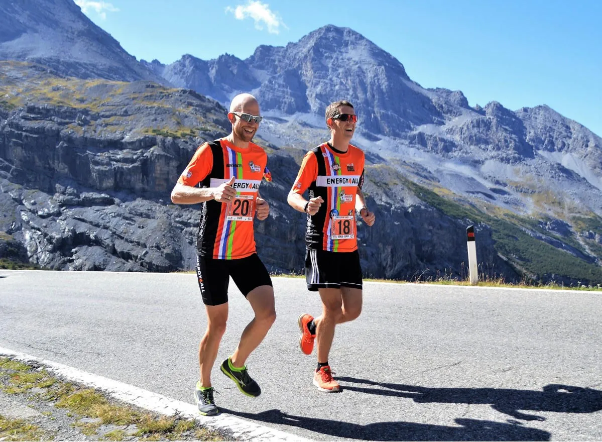 atleten lopen de 24 uurs hardloop challenge
