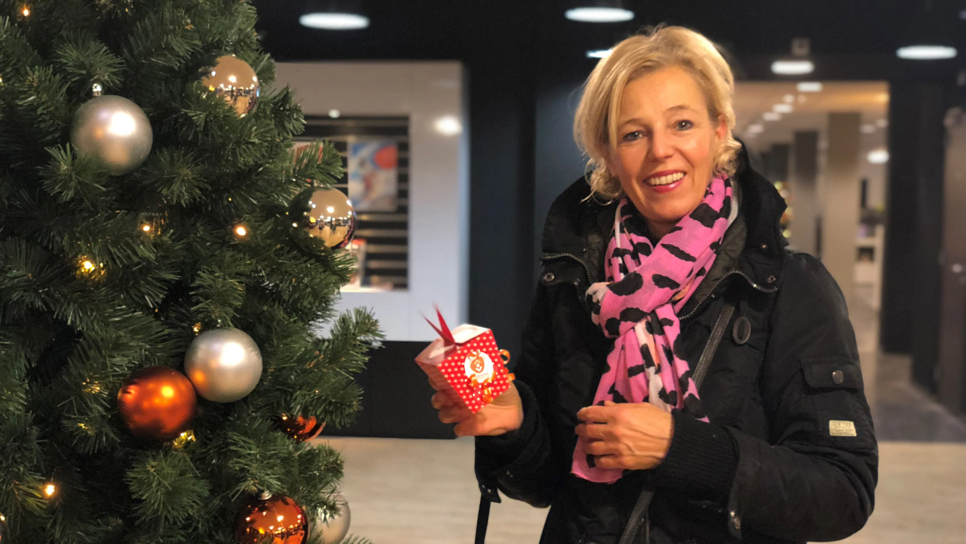 bibliotheeklid monique van gelder geeft abonnement cadeau syl scheffel e1513074029674