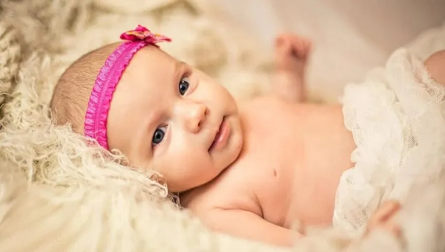 child newborn baby bighead 915x518 1