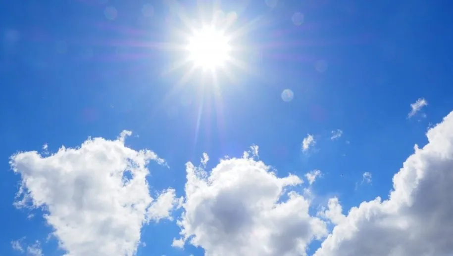 clouds sky blue white summer day sunny day sunny sun 833927jpgd zon 915x518
