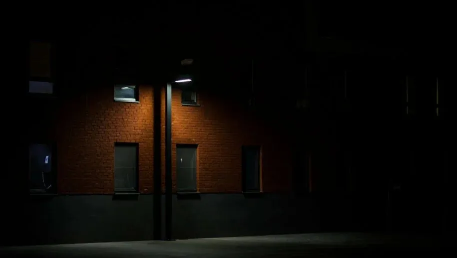 dark 2590544 1920 915x518 1