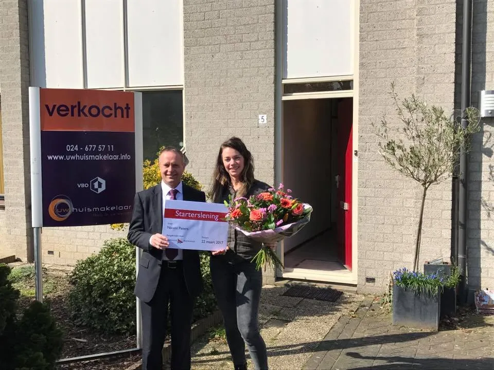 de eerste starterslening is vandaag overhandigd door wethouder driessen