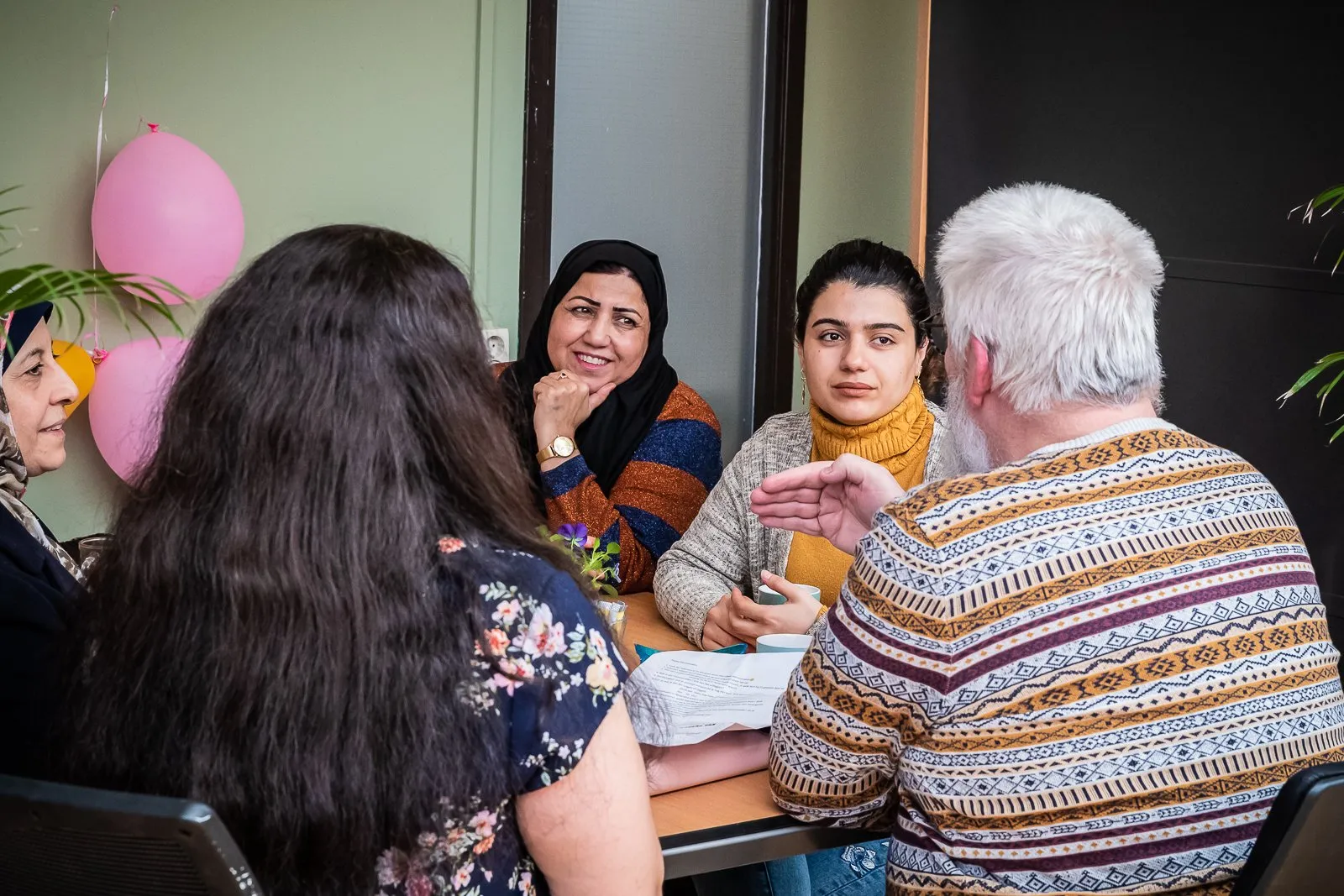deelnemers van een taalcafe fotograaf marcel krijgsman