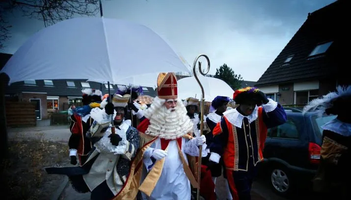 drukke spits en regen op pakjesavond 715x408