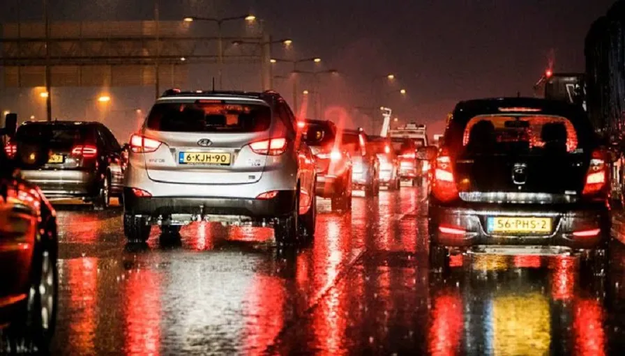 drukke spits verwacht door regen