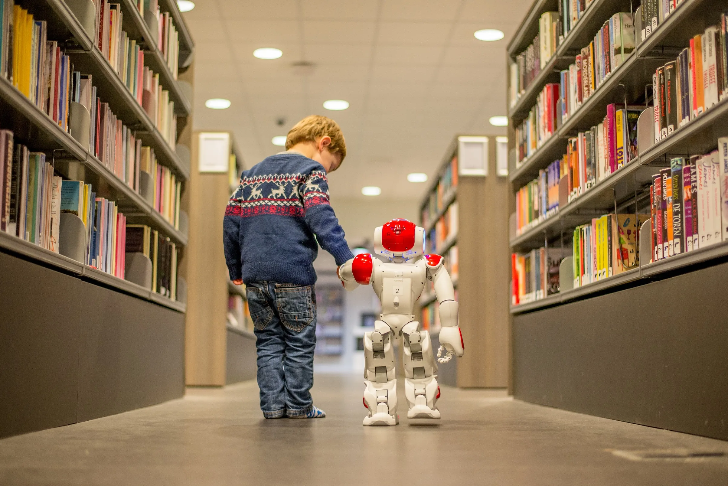 een jonge bezoeker met biebrobot bibi fotograaf melvin van esbroek