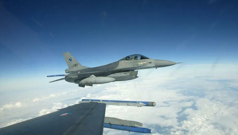 f 16 boven de wolken 915x518 1