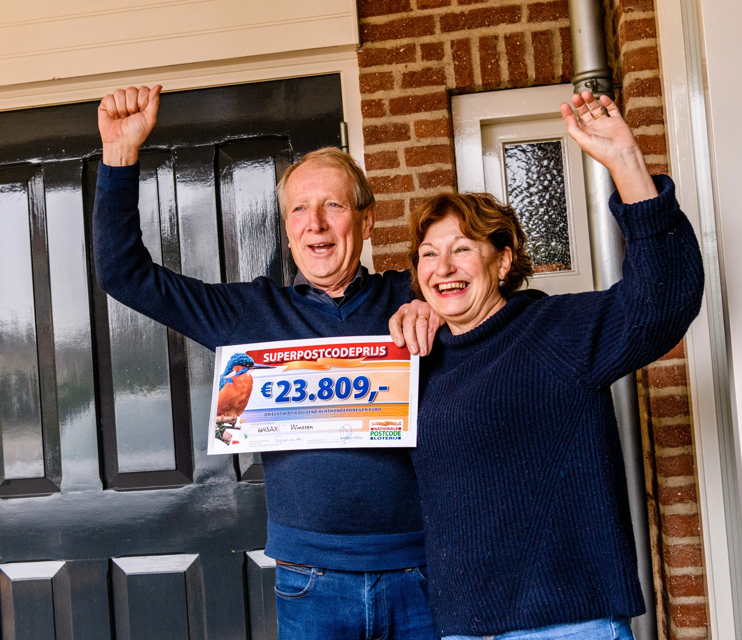 foto 3 gerard en marian uit winssen worden verrast met de superpostcodeprijs cheque 1