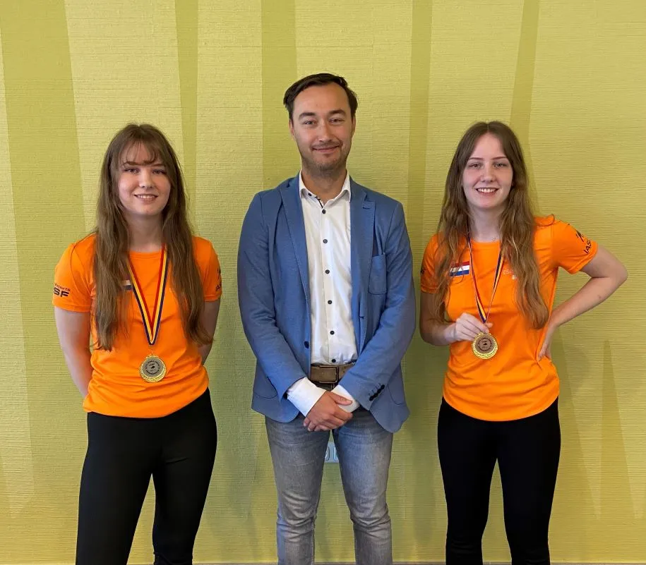 foto bij persbericht naomi en kiara janssen