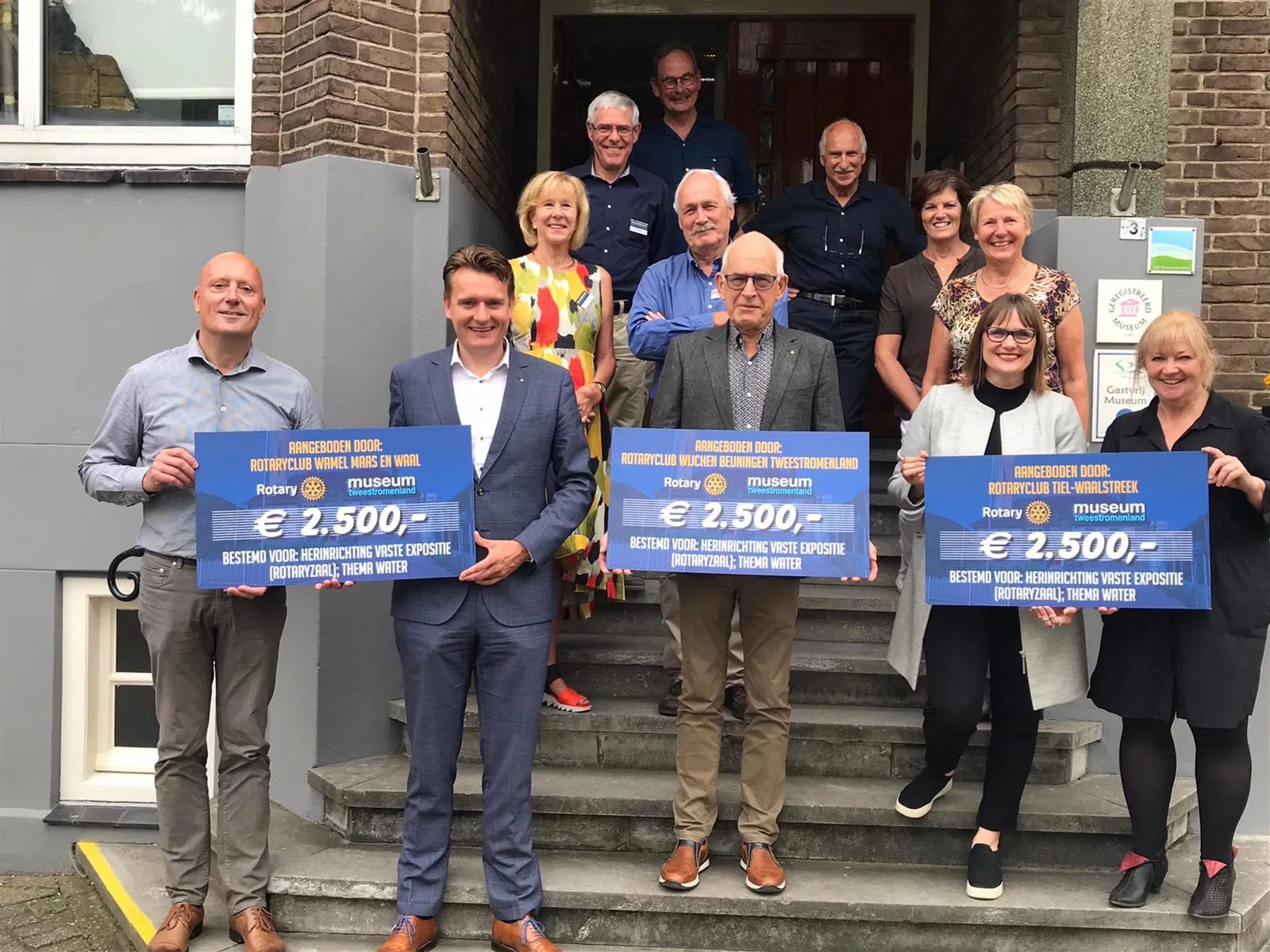 foto overhandiging cheques rotary clubs