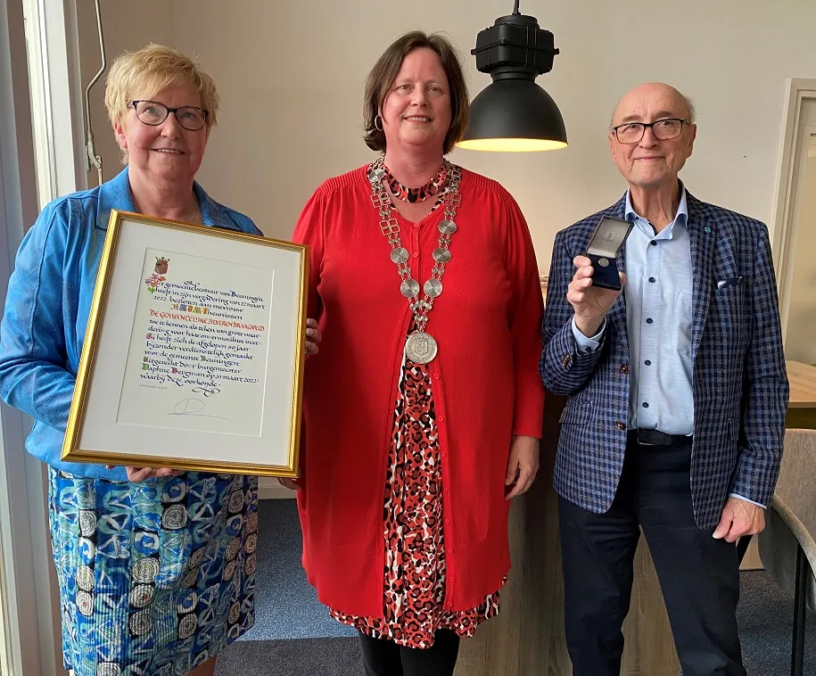 foto uitreiking gemeentelijke zilveren draagspeld