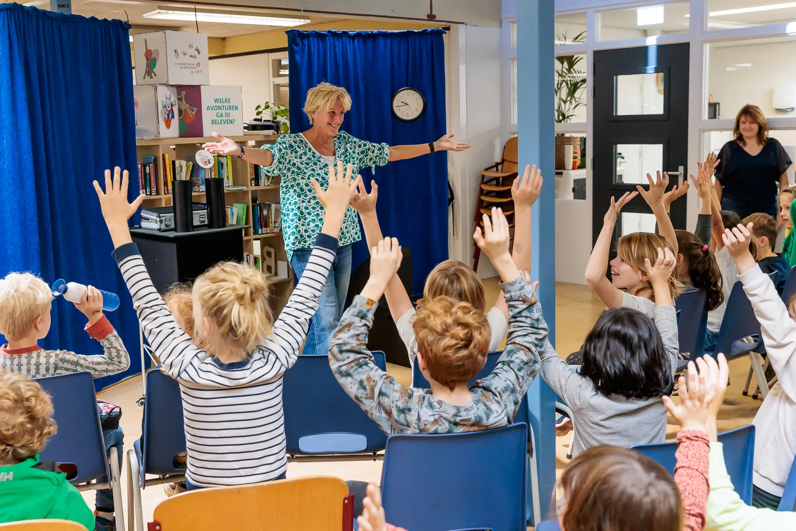 gemma cornelissen van de bieb opent het kindercafe marcel krijgsman 002
