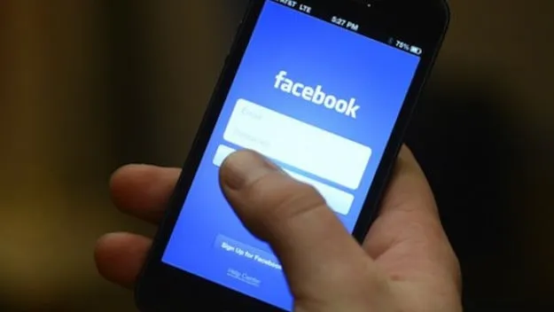 hq smartphone facebook maria elena cc by 20 715x408 e1444424745414