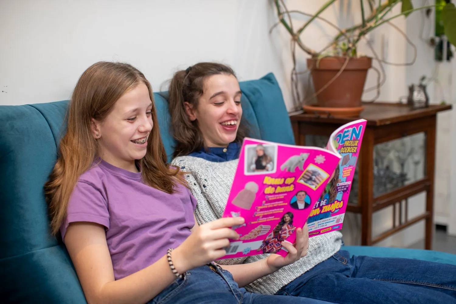 jonge mantelzorg zussen met strip op de bank 1