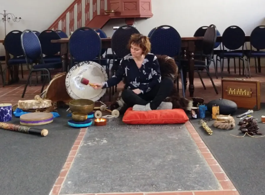 klankmeditatie in cultureel kerkje in winssen
