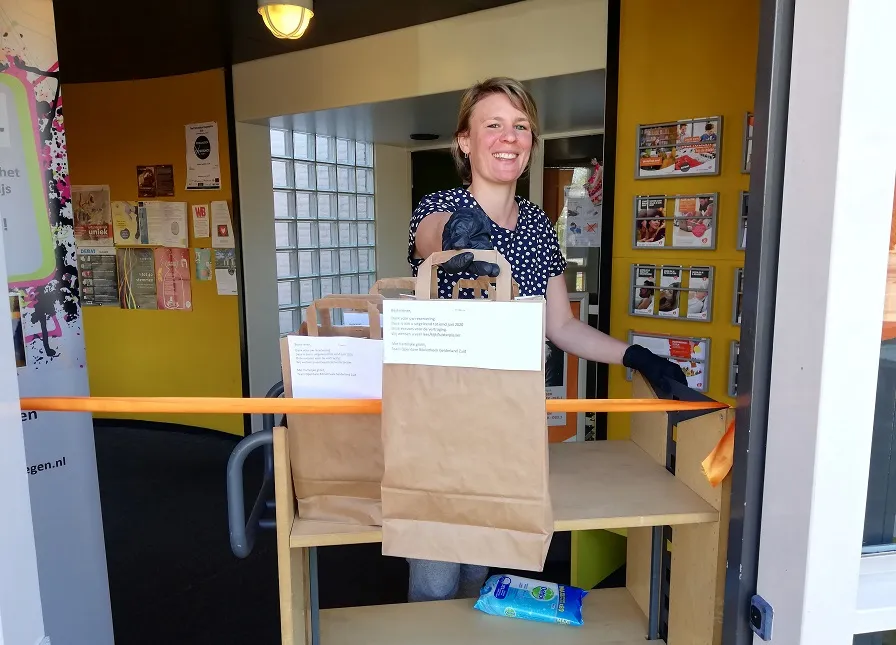 klantadviseur hanneke bij het afhaalpunt bij bibliotheek muntweg bibliotheek gelderland zuid