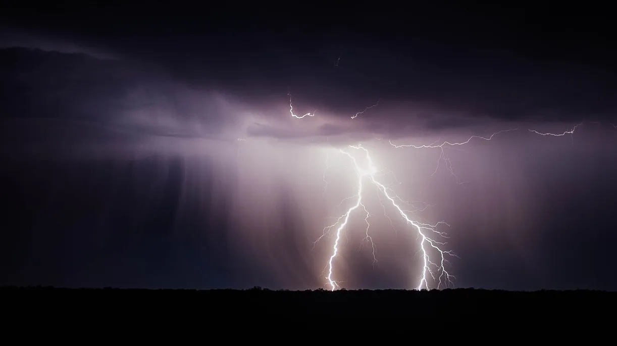 lightning bolt 768801 1280 e1440335647592