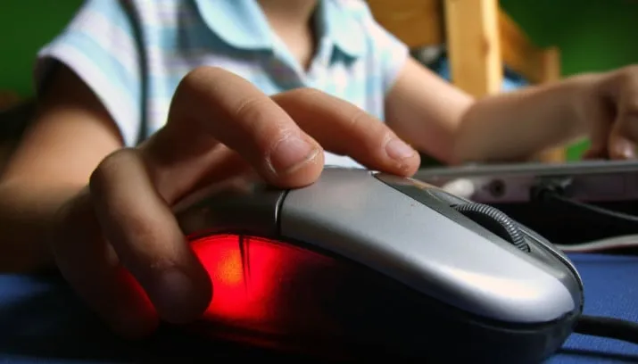 muis computer internet porno puber verslaving verslaafd gamen tiener hq publiek domein 1 715x408