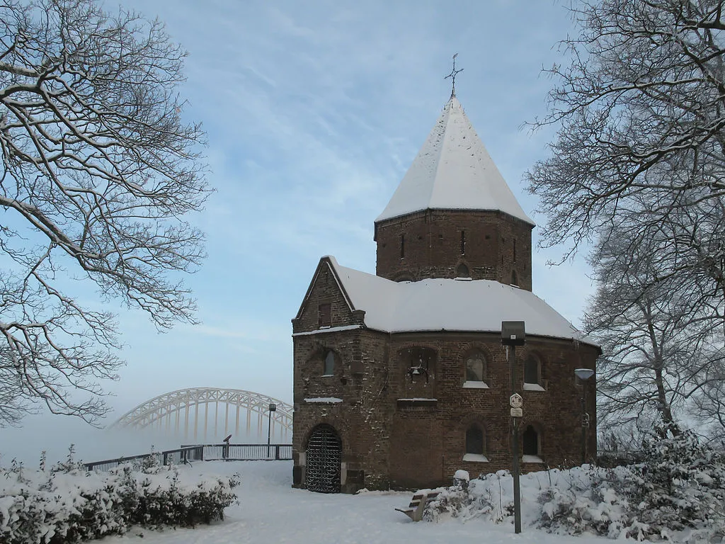 nijmegen kapel van het valkhof met waalbrug foto13 2010 12 20 1236